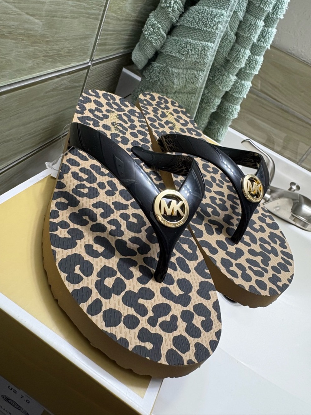 Michael Kors Black & Camel Leopard Print Flip Flops NEW IN BOX - Picture 2 of 6
